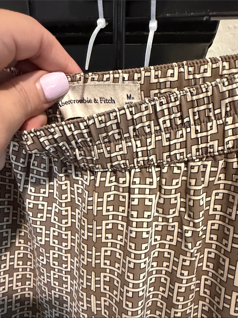 Gorgeous Abercrombie & Fitch Tan Patterned Wide-Leg Pants with Contrast Hem - Picture 4 of 5